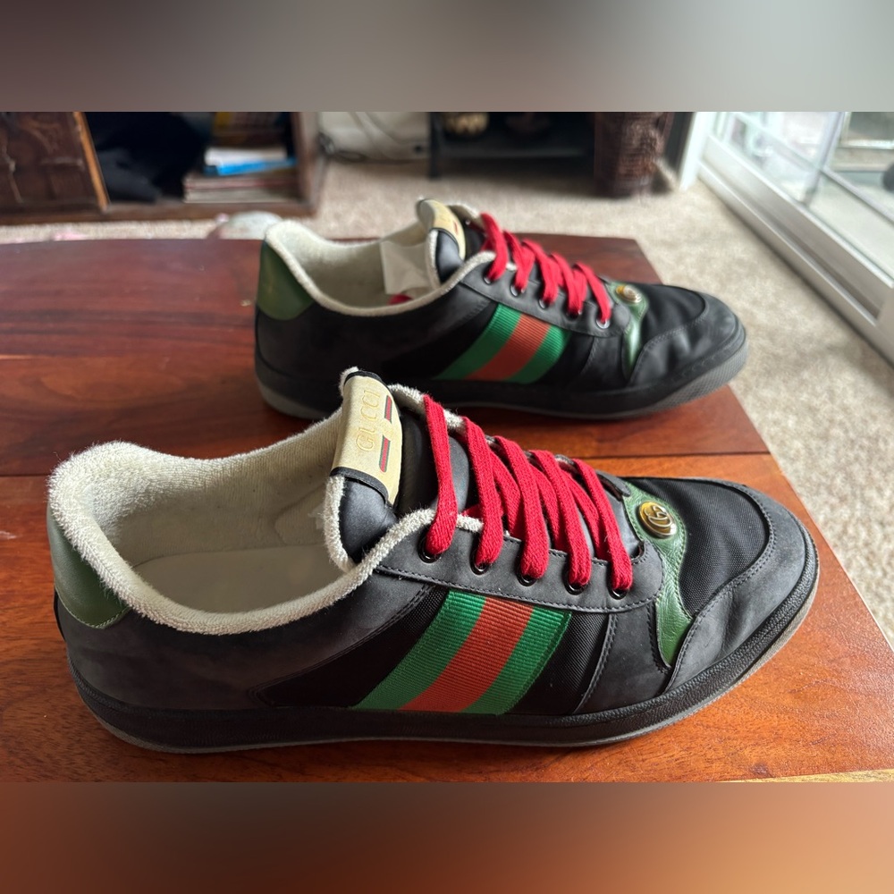 Gucci Men's Black and Green Sneakers with Red Accents - Picture 2 of 13